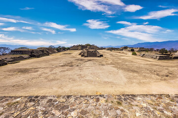 Monte Alban, lugar arqueológico visitado por turistas muy cerca de la ciudad de Oaxaca.