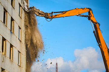Building dismantling with high-altitude excavator destroyer