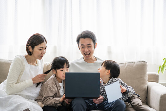 ノートパソコンを見る日本人親子