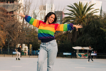 bella mujer andando en patines muy alegre sonriendo con polera de arcoíris estilo 80s 90s