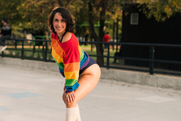 bella mujer andando en patines con bikini con polera de arcoíris estilo 80s 90s