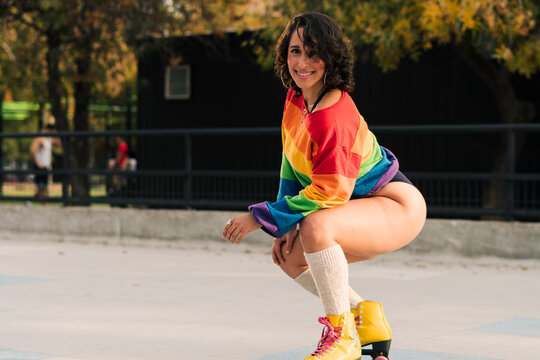 bella mujer latina andando en patines con bikini y polera de arcoíris estilo 80s 90s