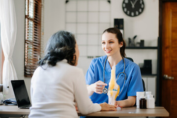 Obraz premium Doctor and patient discussing something while sitting at the wood table . Medicine and health care concept. 