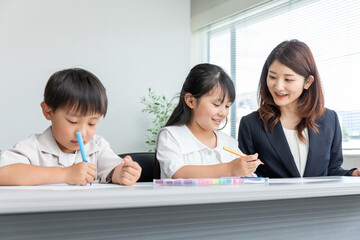 学習する子どもと塾講師　Learning children