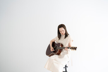 ギターを持った女性
