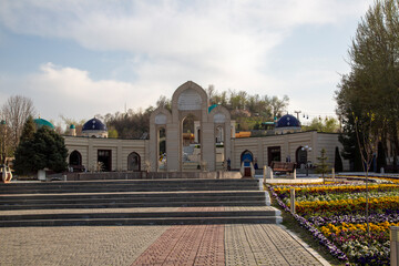 Fototapeta premium entrance of the big statues