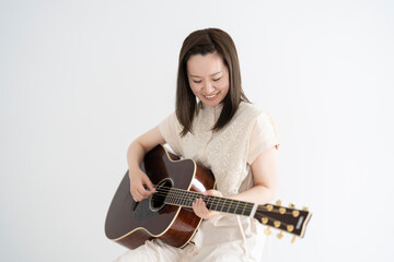 ギターを持った女性