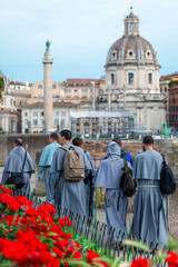 Ecclésiastiques marchant sur la Via dei Fori Imperiali de Rome