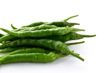 白背景の青唐辛子

