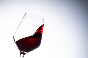 揺れる赤ワイン