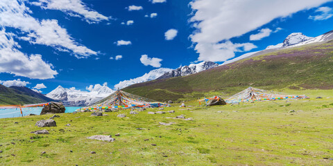 Fototapeta na wymiar Beautiful Scenery of Snow Mountains and Lakes in the Plateau Mountains of the Tibet Autonomous Region of China
