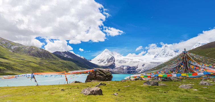 Beautiful Scenery of Snow Mountains and Lakes in the Plateau Mountains of the Tibet Autonomous Region of China