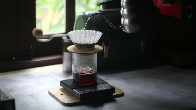 barista making a cup of coffee in the coffee shop
