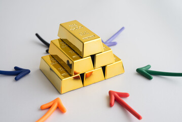 Stack gold bars and arrow around on white background. Gold price increase rising in commodity trading bull market investment concept. Gold is store of value in recession crisis and popular investment. - obrazy, fototapety, plakaty