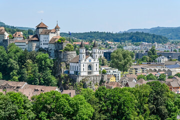 Obraz premium Aarburg, Kirche, Festung, Aare, Fluss, Altstadt, Altstadthäuser, Aargau, Zofingen, Aussichtspunkt, Sommer, Sommertag, Sommerwanderung, Schweiz