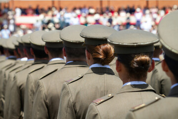Mujeres sargento en una formación militar durante un desfile. - obrazy, fototapety, plakaty