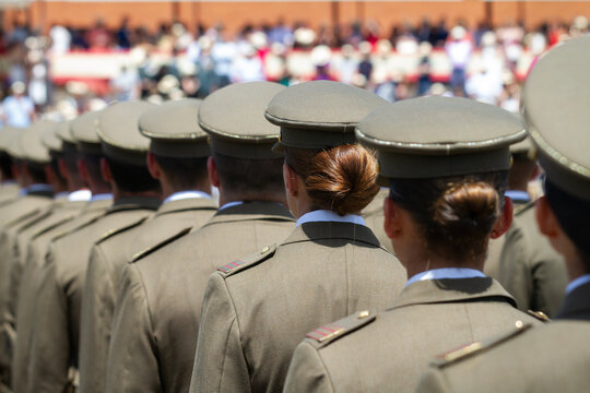 Mujeres sargento en una formaci&oacute;n militar durante un desfile.