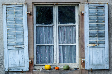 Citrouilles sur le rebord d'une fenêtre de ferme