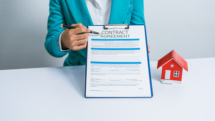 Realtor with contract, red house model, amenities, appraisal price, built-in, central business...