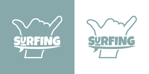 Logo club de surf. Palabra surfing con letras estilo hawaiano con silueta de tabla de surf sobre mano con señal shaka. Mano con símbolo hang loose - obrazy, fototapety, plakaty