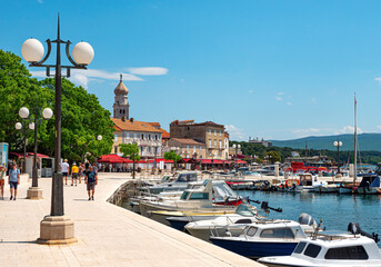 Hafen und Adriapromenade der Stadt Krk auf der Insel Krk, Kroatien - obrazy, fototapety, plakaty
