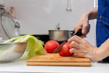 野菜を調理する人
