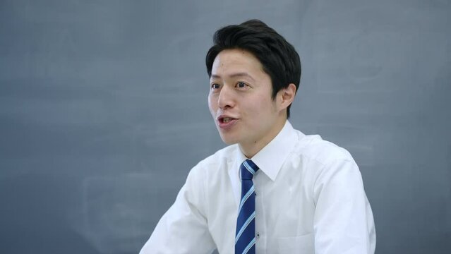 教室で授業する教師	