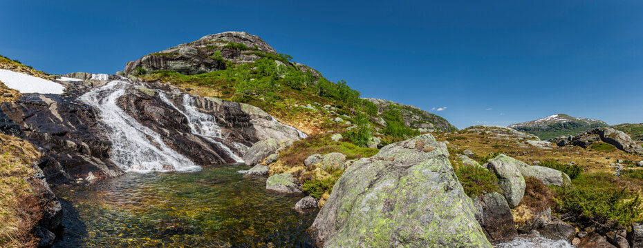 Bergbach in den Bergen von Norwegen