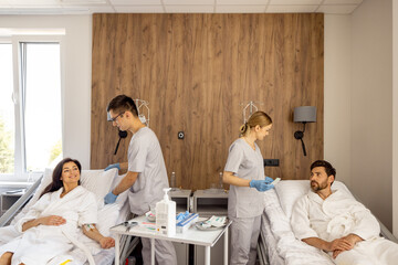 Obraz premium Nurse prepares for some medical procedures for patients in medical ward. Concept of nursing, support and comfortable medical suites