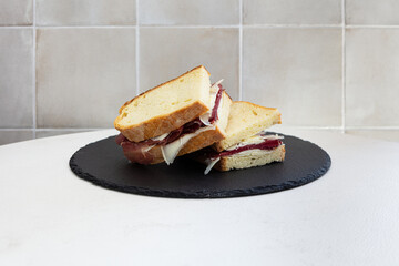 Panino, Bresaola, scaglie, caciocavallo, formaggio, salumi, pane, ripieno, farcito, stile, italia, cucina, tradizione, fatto, in casa, casa, ristorante, classico, pane, di, grano, duro, lievitazione, 