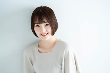 爽やかなショートカットの女性