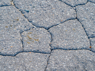 Risse in der Fahrbahn