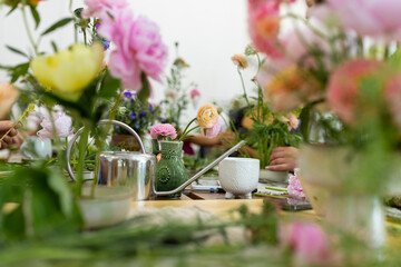 The process of creating a floral composition. Composition from kenzan. Floristic courses. Study of floristry. Rest and relaxation while creating bouquets from farm flowers.