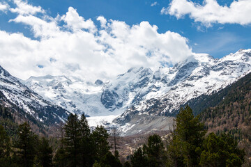 Obraz premium Panoramic view of the Morteratsch Glacier in the Bernina group.