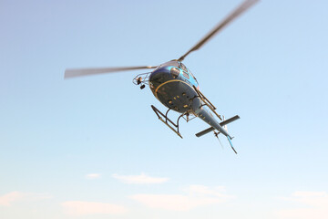 Elicottero in volo stagliato contro il cielo