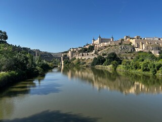 Fototapeta na wymiar Toledo y el rio Tajo