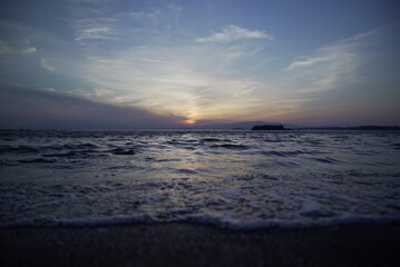 海の彼方に沈む夕日