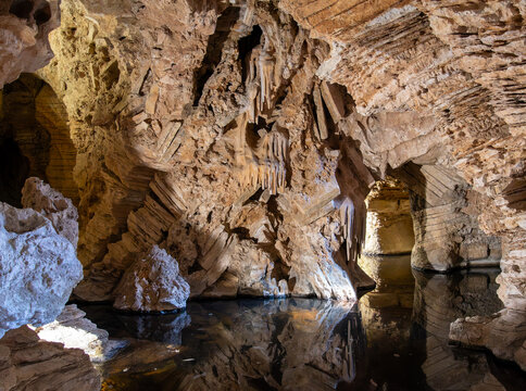 lago in caverna