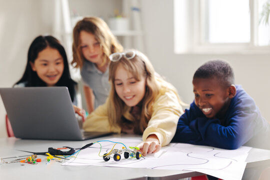 Exploring computer science with hands-on robot programming for kids