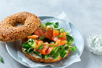 bagel sandwich with smoked salmon