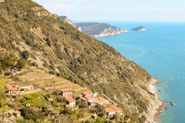 Il borgo di Schiara con la costa del Persico e l'isola del Tino