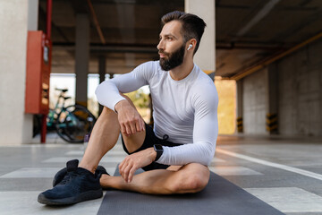 Naklejka premium athletic strong hansome man on morning fitness workout exercise