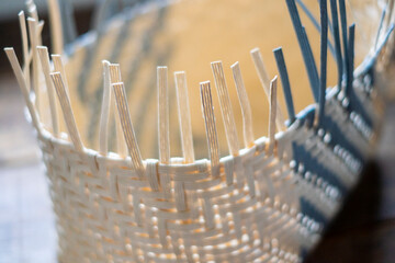 カゴを手編みする