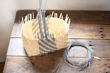 カゴを手編みする