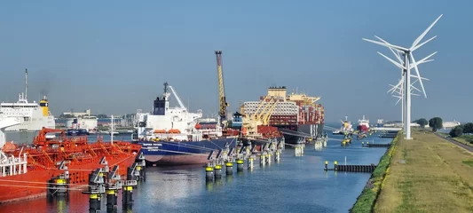 Keuken spatwand met foto Panoramic picture from port Rotterdam with transport ships © Aquarius