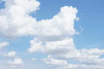 雲が浮かぶ青い空