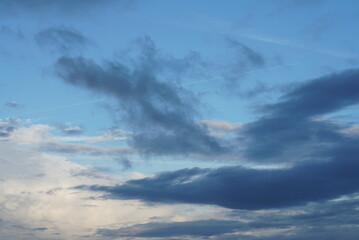 夕暮れ時の立体感ある空