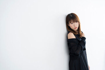 黒いワンピースの女性