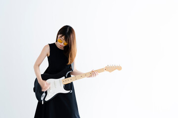 エレキギターを弾く女性