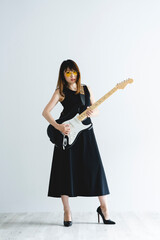 エレキギターを弾く女性